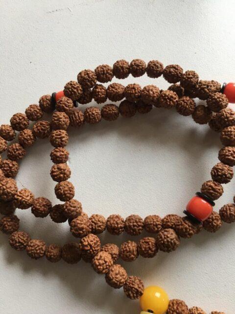 Mala Rudraksha ketting 108 kralen van 8 mm – Met rode en gele kunststof steentjes 108 kralen